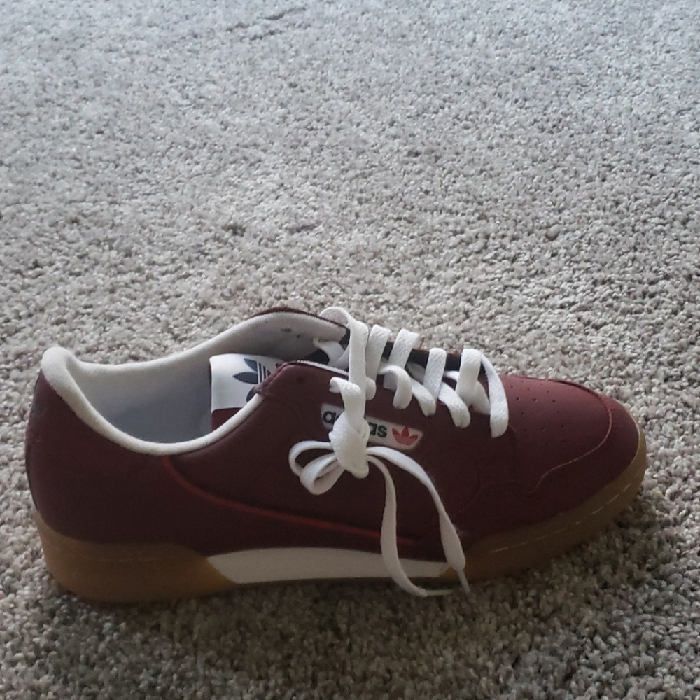 Athletic shoes
